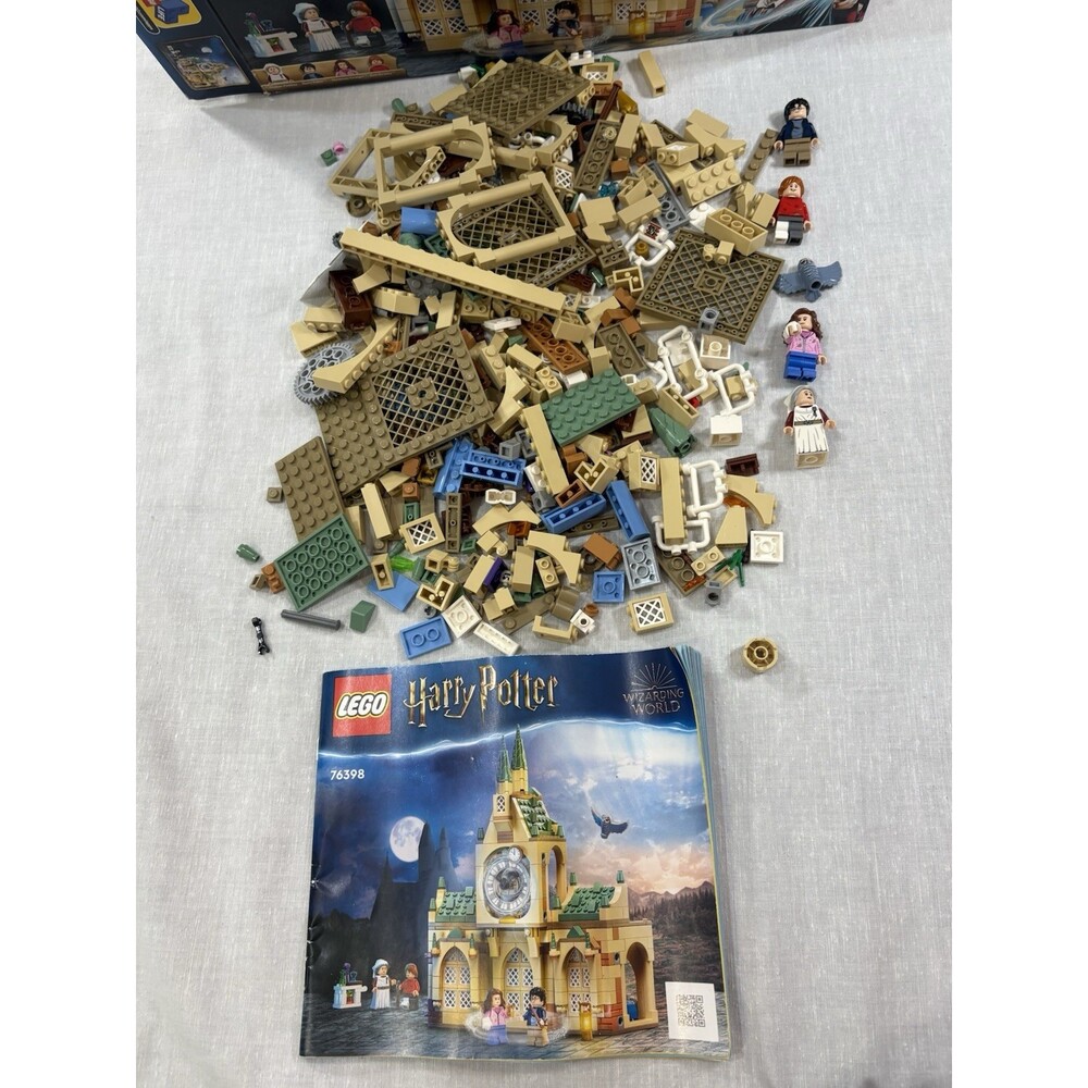 LEGO Harry Potter: Hogwarts Hospital Wing (76398) - Picture 3 of 6
